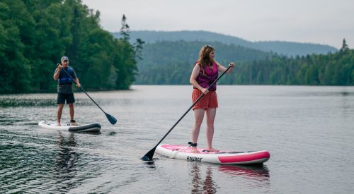 deux personnes font du stand up paddle